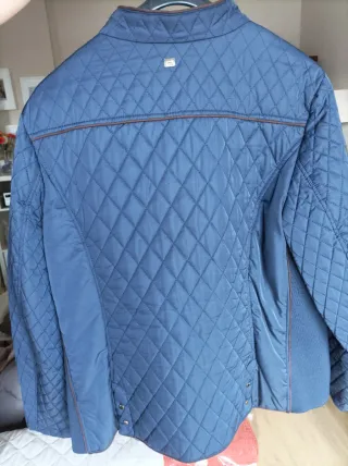 Chaqueta azul acolchada