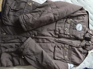 Chaqueta gris con múltiples bolsillos.