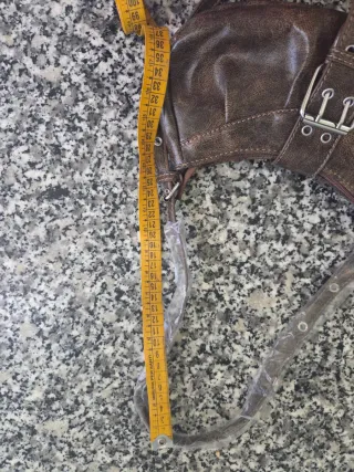 Borsa marrone con fibbia e borchie