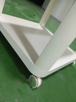 Mesa auxiliar Ikea blanca con ruedas