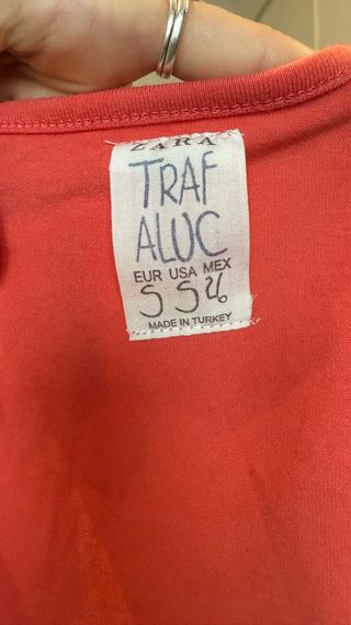 T-shirt Zara rossa maniche a sbuffo