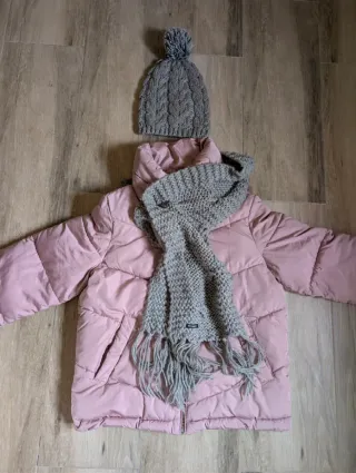 Conjunto de invierno: gorro, bufanda y plumas.