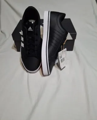 Zapatillas Adidas Negras y Blancas