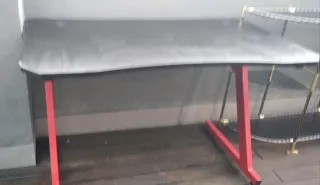 Mesa Gamer Negra con Patas Roja