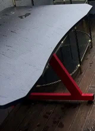 Mesa Gamer Negra con Patas Roja