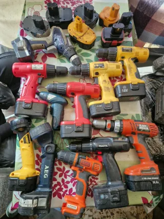 Taladros , atornilladores , Linternas y Baterías