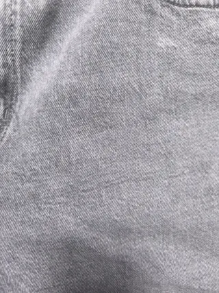 Pantalón vaquero gris