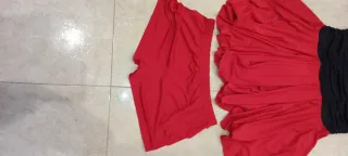 Vestido rojo, culotte y plumas