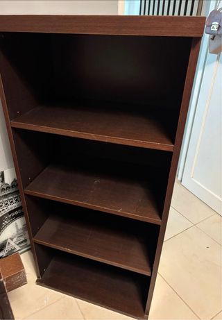 Estantería de madera marrón