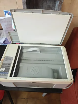 Impresora HP Beige y Plateada