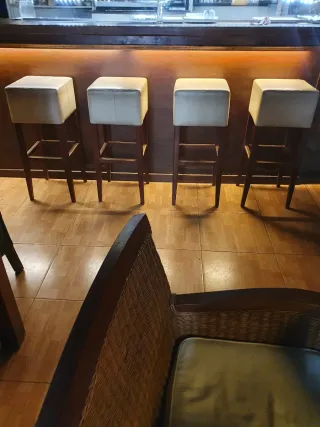 Tamburetes de piel y madera (beige/marrón)