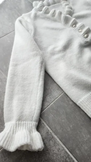 Jersey de punto blanco con botones joya