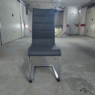 Sillas Piel Gris y trasera del respaldo blanco