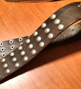 Cinturón de piel unisex con tachuelas.