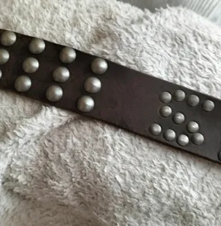 Cinturón de piel unisex con tachuelas.