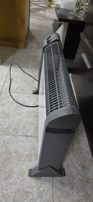 Estufa eléctrica gris y blanca