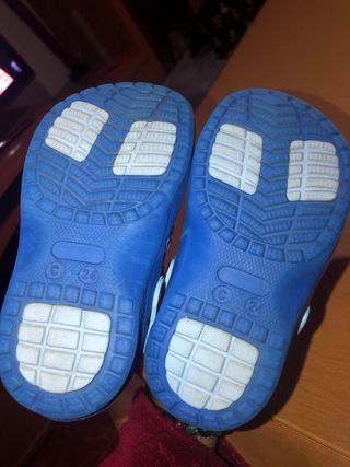 Zuecos azules niño