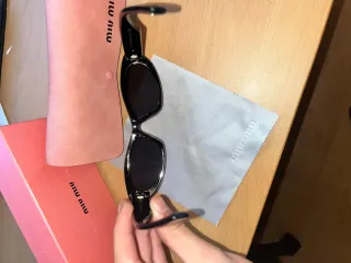 Gafas de sol Miu Miu negras