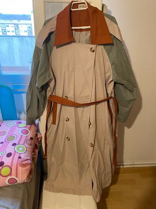 Gabardina Ebony talla S pero talla bastante grande