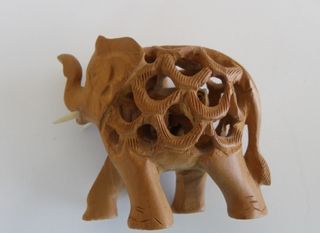 Elefantes tallados a mano con bebé en el interior