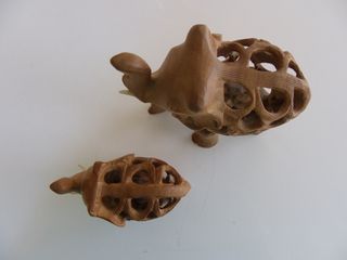 Elefantes tallados a mano con bebé en el interior