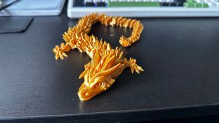 Dragón articulado dorado