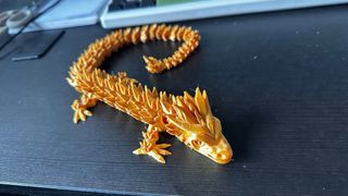 Dragón articulado dorado