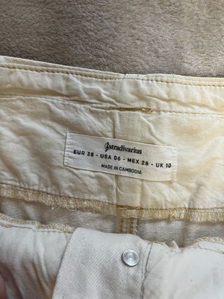 Falda beige con bolsillos