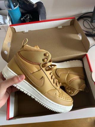 Zapatillas Nike Marrones y Blancas