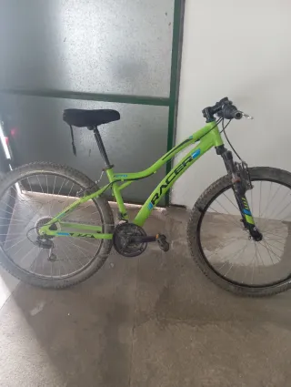 MTB básica Racer, ruedas 26”, suspensión delantera