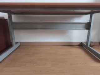 Mesa de escritorio madera y metal