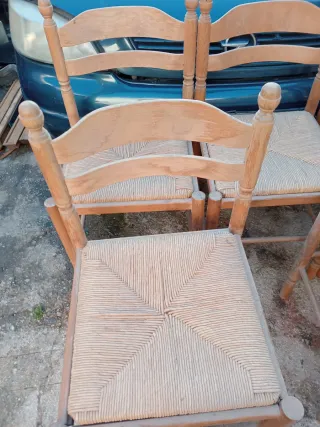 Silla de madera con asiento de enea