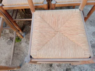 Silla de madera con asiento de enea