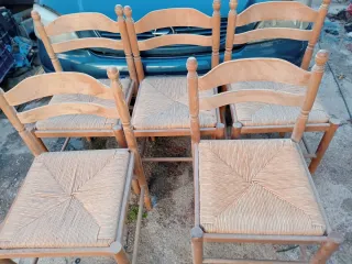 Silla de madera con asiento de enea