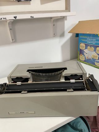Máquina de escribir Olivetti DORA