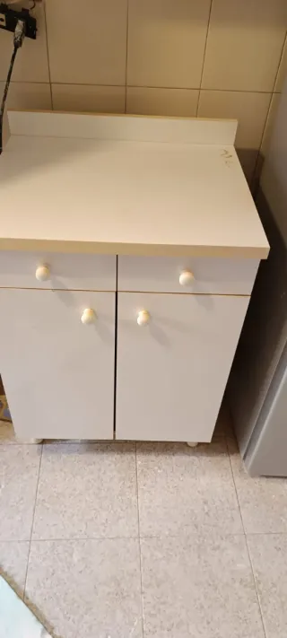 Pensili cucina vintage bianchi con pomelli rossi