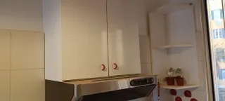 Pensili cucina vintage bianchi con pomelli rossi