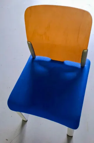 Butaca de oficina azul y madera