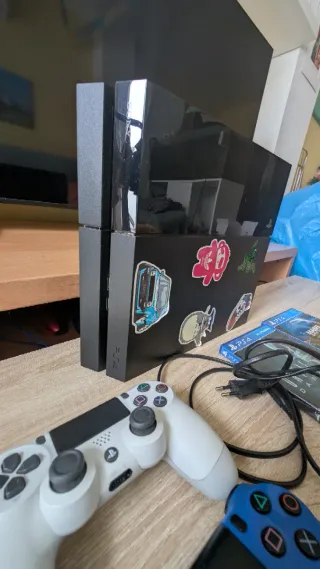 PS4 500GB con 4 giochi e 2 controller, manutenzione quotidiana