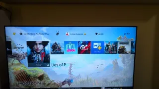 PS4 500GB con 4 giochi e 2 controller, manutenzione quotidiana