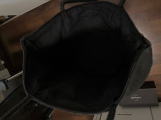 Bolso de rafia negro con flores plateadas