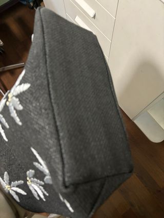 Bolso de rafia negro con flores plateadas