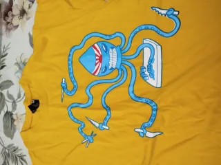 Camiseta Kappa Negra y Amarilla