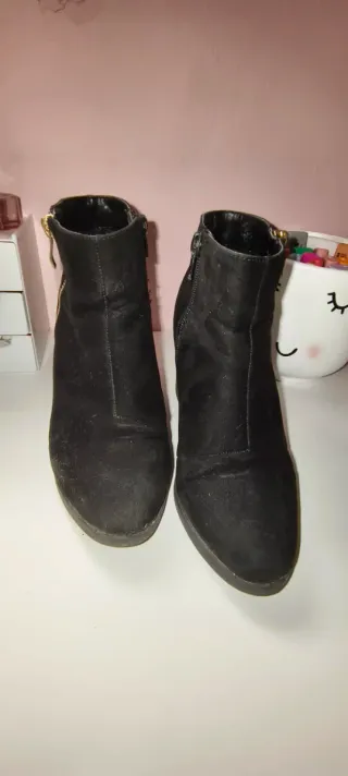 Botines negros con cremallera dorada