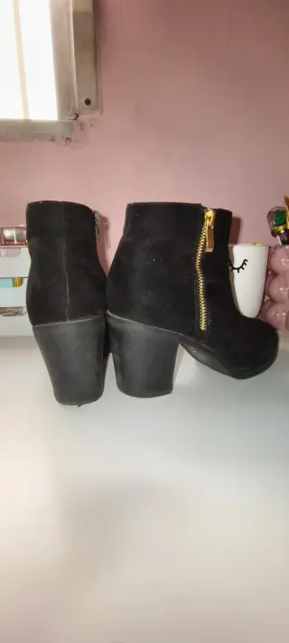 Botines negros con cremallera dorada