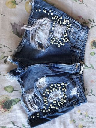 Shorts di jeans strappati con perle