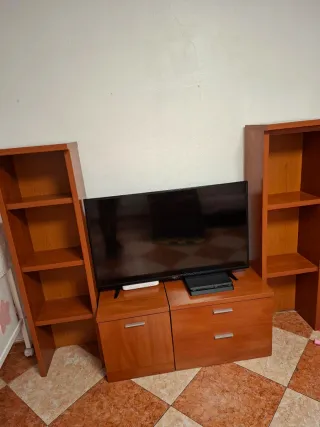 Mueble de TV y estanterías de madera