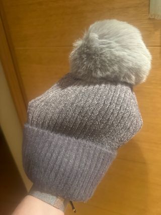 Gorro NUEVO de lana con pompón gris y polar.