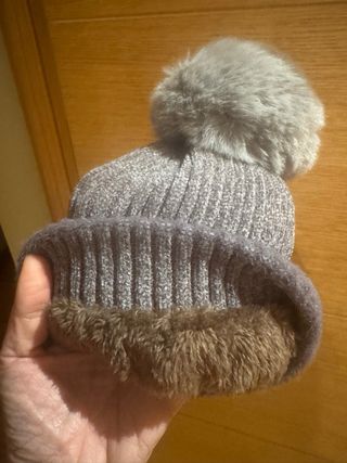 Gorro NUEVO de lana con pompón gris y polar.