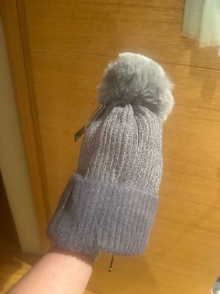 Gorro NUEVO de lana con pompón gris y polar.